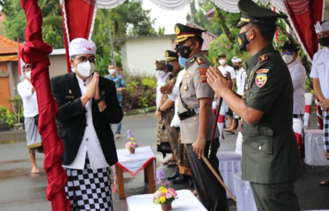 Bupati Tabanan, Komang Gede Sanjara, menyapa jajaran Forkopimda Provinsi Bali saat menghadiri upacara peringati Hari Jadi ke-63 Provinsi Bali