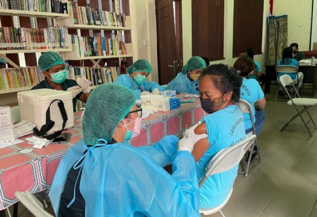 Proses vaksinasi di LP Perempuan Kelas IIA Denpasar, Bali